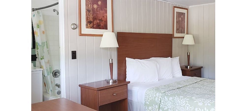 Gorham Motor Inn Queen Room 3