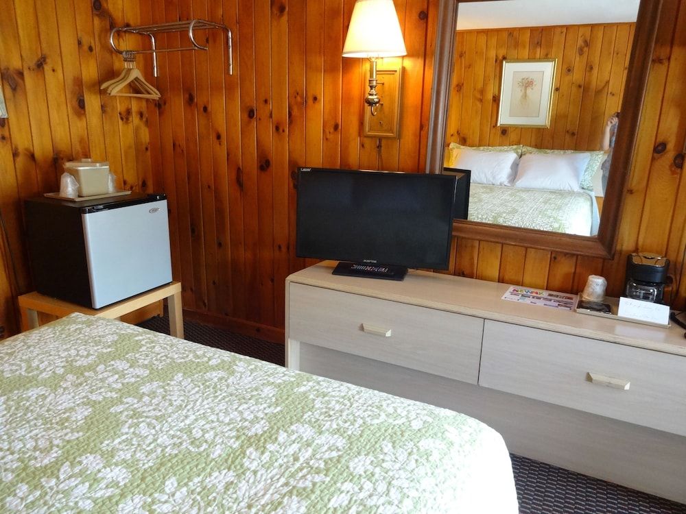 Gorham Motor Inn Queen Room