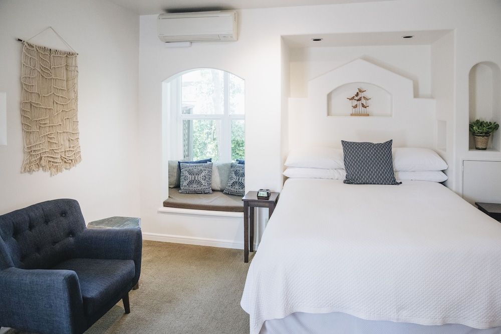 Cottage Inn & Spa Courtyard Suite