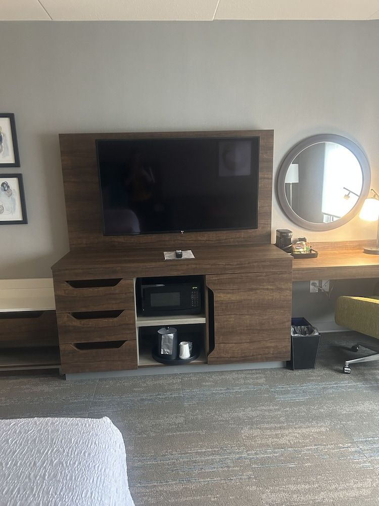 Hampton Inn by Hilton Kingston Room, 1 King Bed, Refrigerator & Microwave 9
