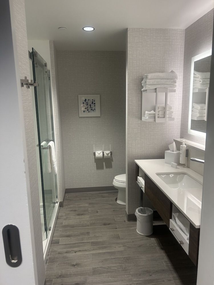 Hampton Inn by Hilton Kingston Room, 1 King Bed, Refrigerator & Microwave 5