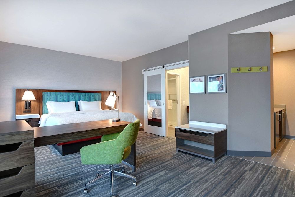 Studio, 1 King Bed, Refrigerator & Microwave (Wet bar)