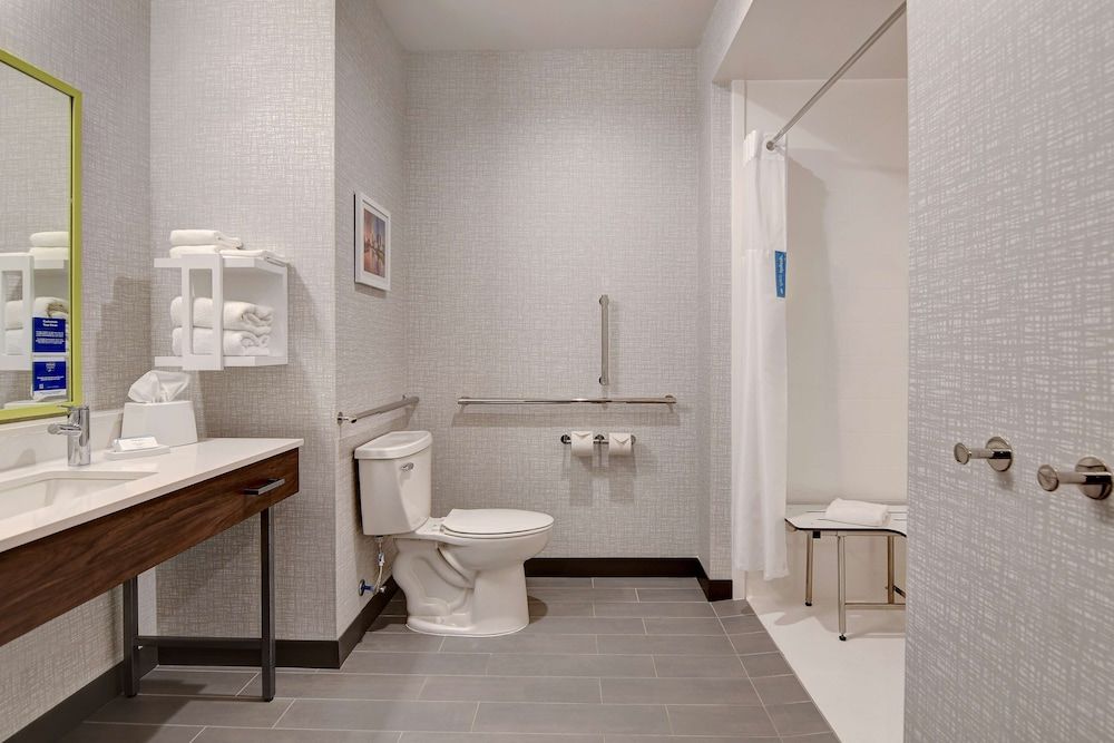 Room, 1 King Bed, Accessible, Non Smoking (Mobility/Hearing, Roll In Shower)