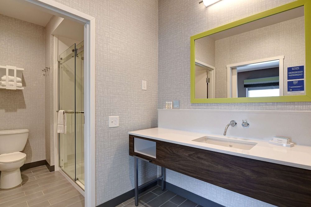 Basic Room, 1 King Bed, Refrigerator & Microwave