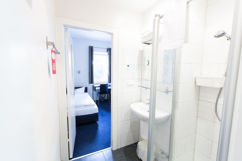 Arcade Hotel Hamburg Double Room, Shared Bathroom (with private shower) 3