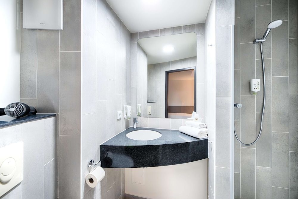 B&B Hotel München-Airport Triple Room 5