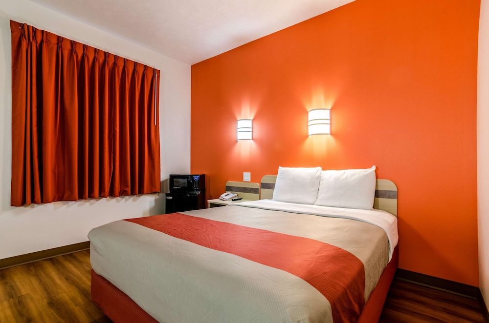 Deluxe Room, 1 Queen Bed, Non Smoking, Refrigerator & Microwave