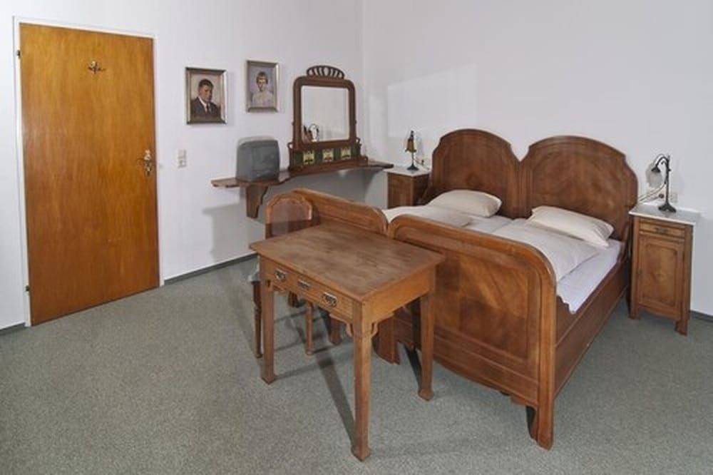Room (6-Bed)
