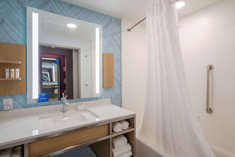 Hilton Garden Inn Brunswick Room, 1 King Bed 5