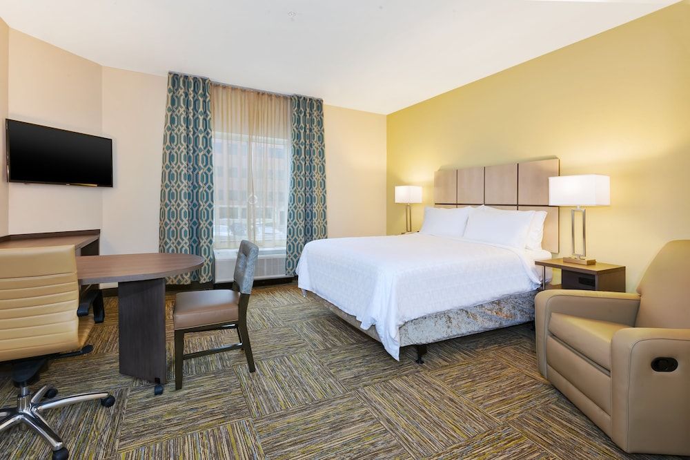 Studio Suite, 1 Queen Bed, Accessible (Communication, Roll-In Shower)