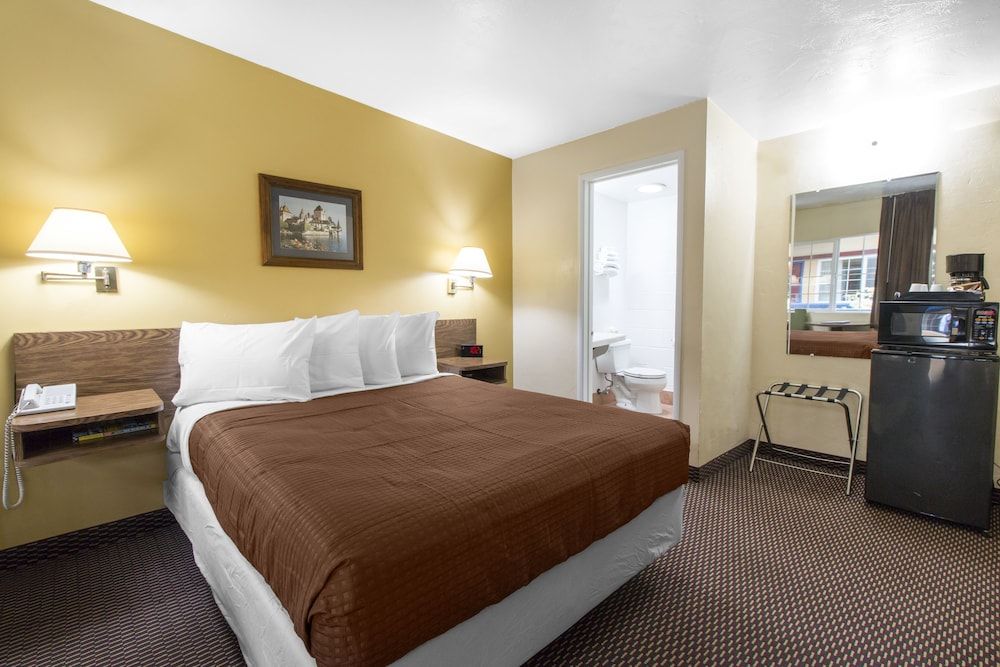 Standard Room, 1 Queen Bed