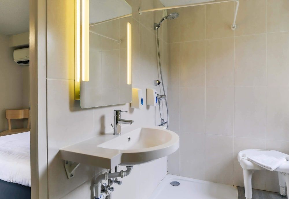 B&B HOTEL Verdun Double Room, Mobility Accessible 2