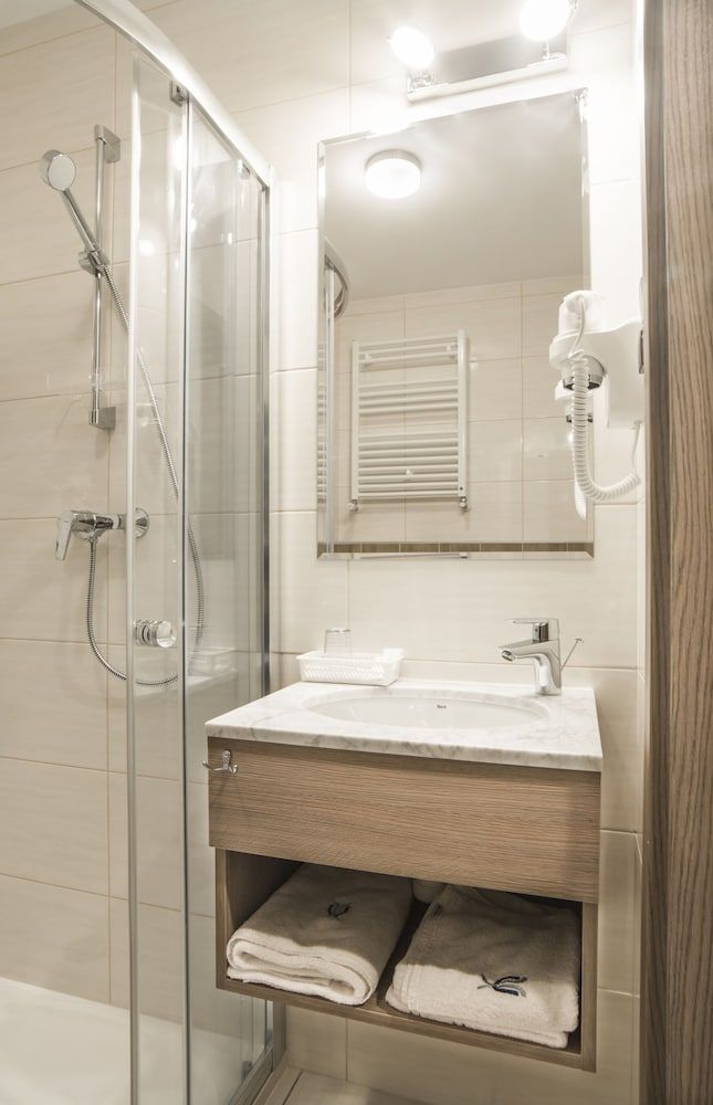 Hotel Urbi Twin Room 3