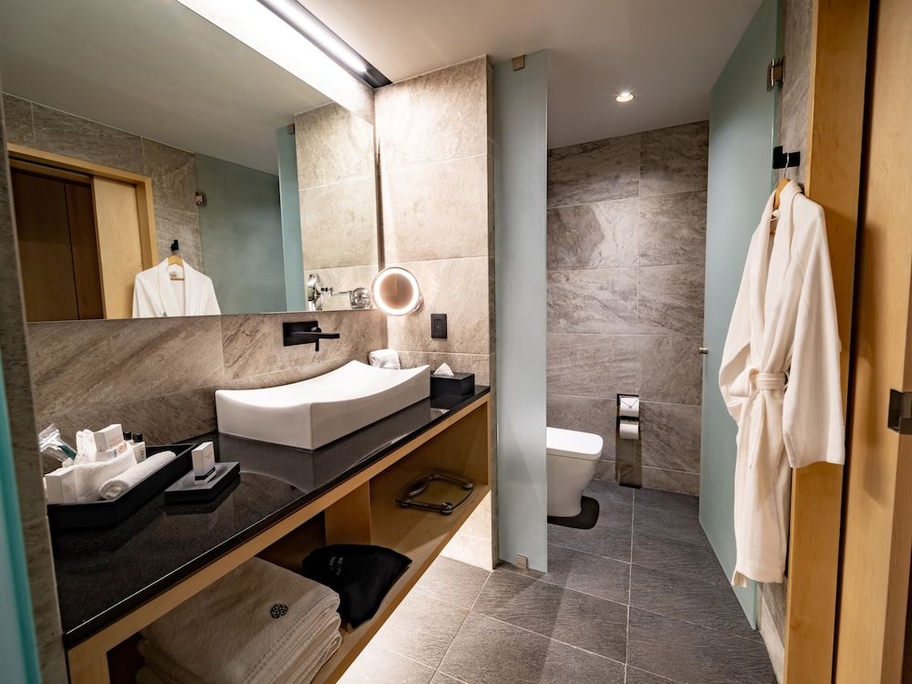 Galeria Plaza San Jeronimo Deluxe Room, 1 King Bed 5