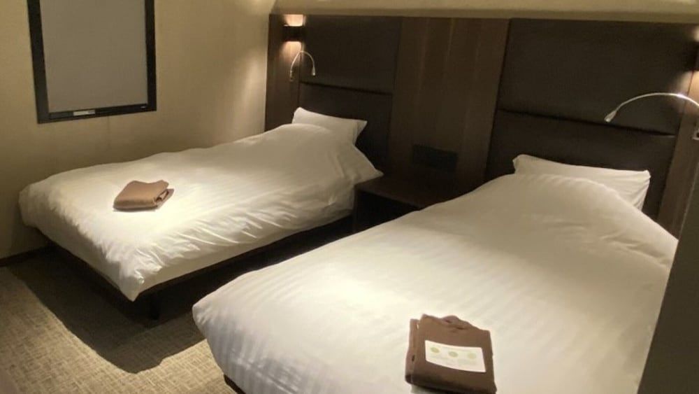 Minimal Twin Room