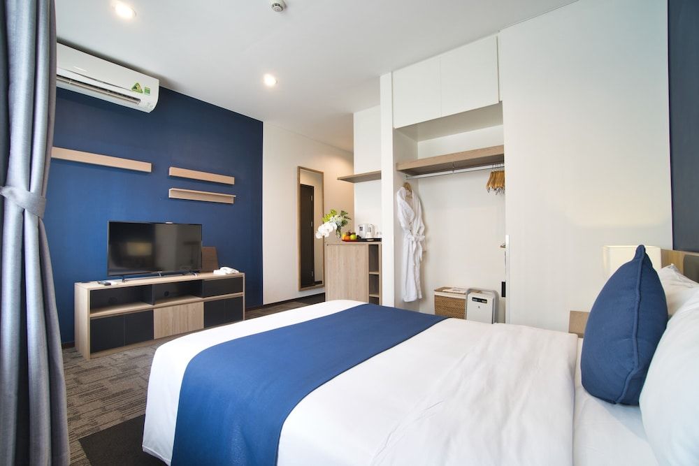 Roygent Parks Hanoi Standard Room, 1 Queen Bed 3