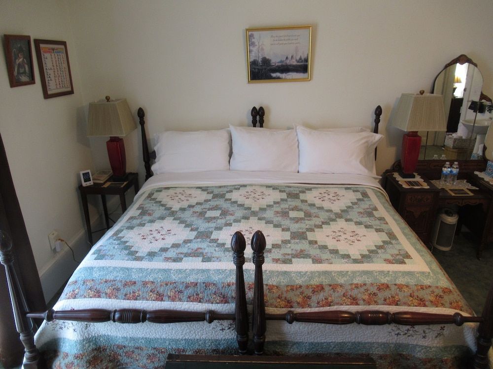 Carrier Houses B&B Standard Room, 1 King Bed 2