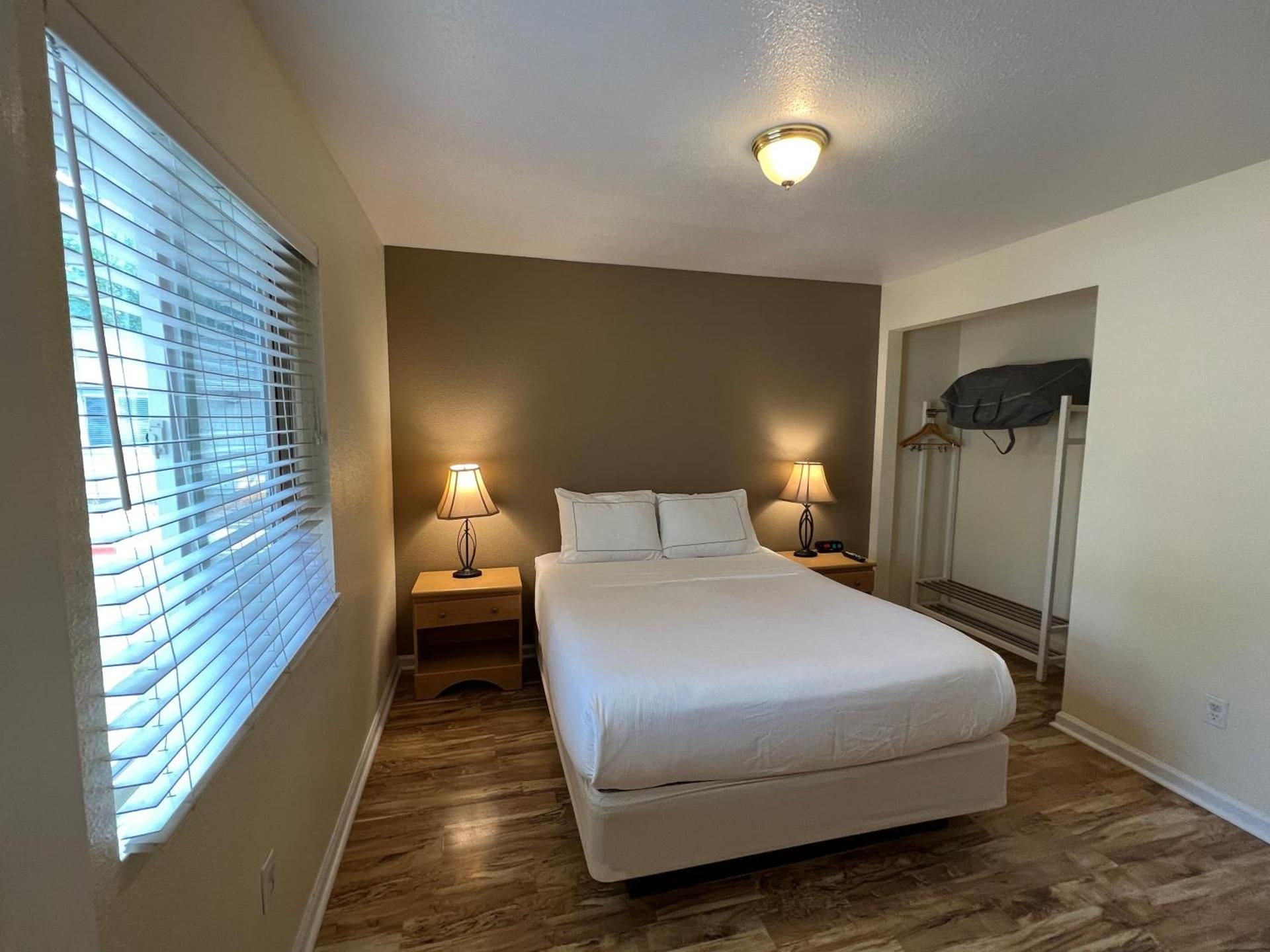 Deluxe Queen Suite