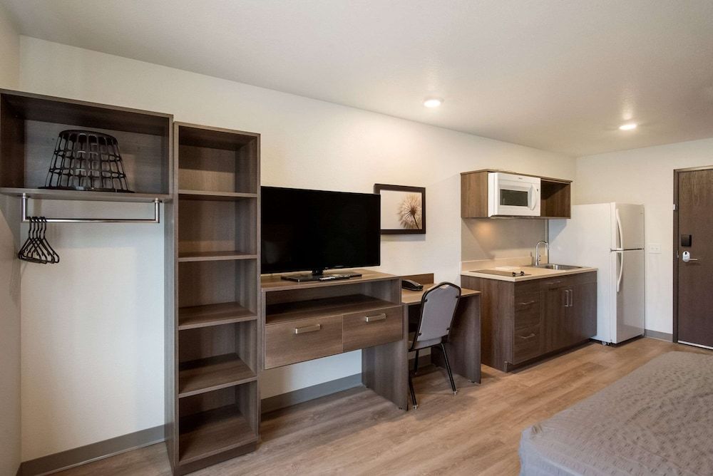 WoodSpring Suites Colorado Springs North - Air Force Academy Room, 1 Queen Bed, Accessible, Non Smoking (Transfer Shower) 7