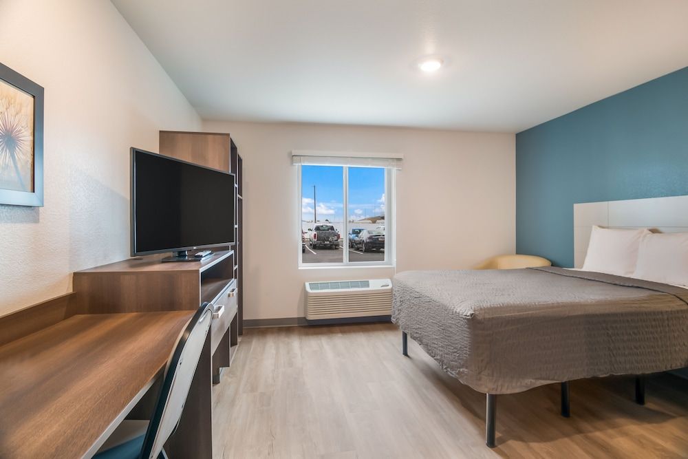 WoodSpring Suites Colorado Springs North - Air Force Academy Room, 1 Queen Bed, Accessible, Non Smoking (Transfer Shower) 2