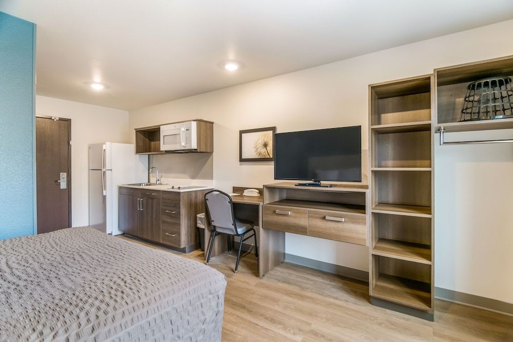 WoodSpring Suites Colorado Springs North - Air Force Academy Standard Room, 1 Queen Bed, Non Smoking 4