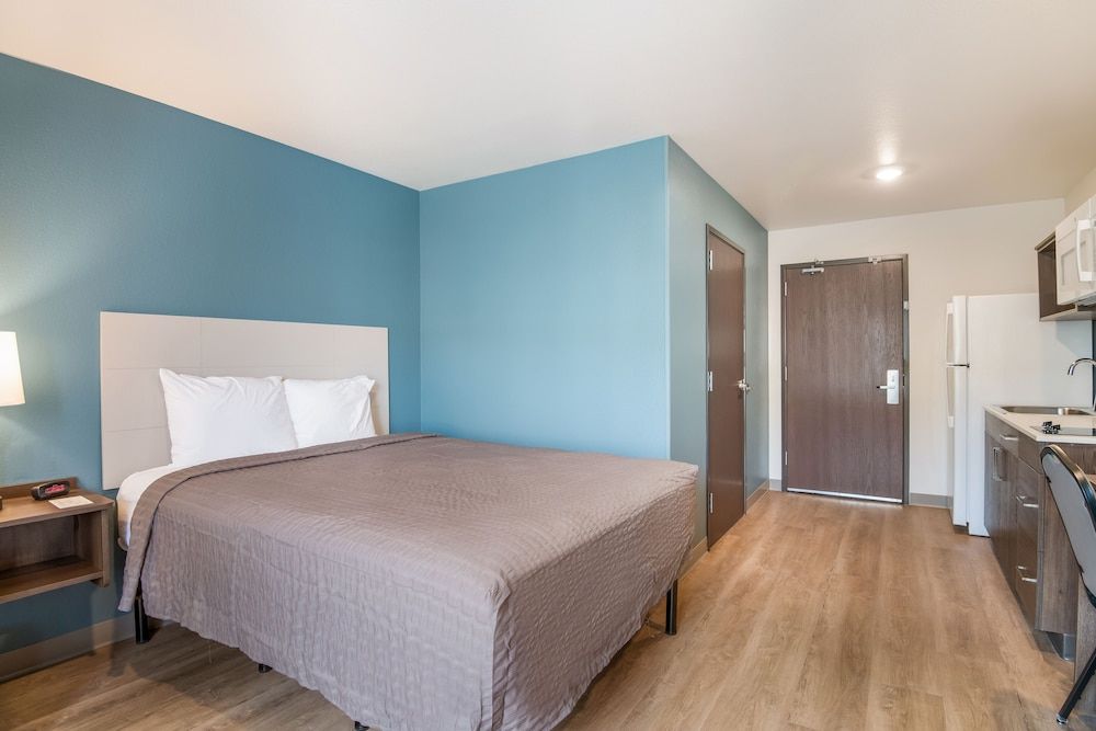 WoodSpring Suites Colorado Springs North - Air Force Academy Standard Room, 1 Queen Bed, Non Smoking 5