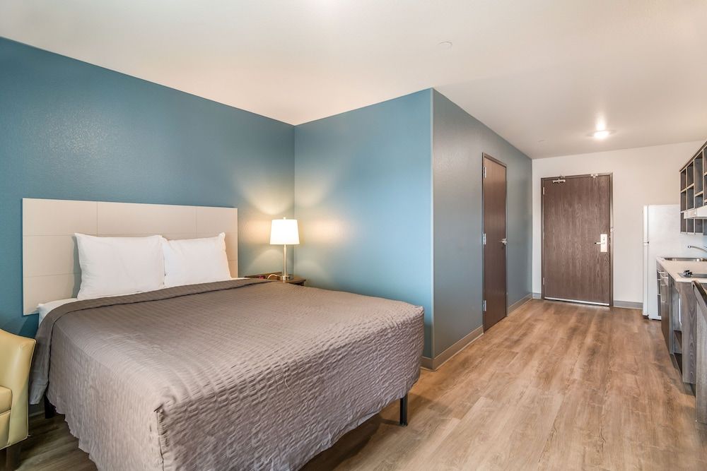 WoodSpring Suites Colorado Springs North - Air Force Academy Room, 1 Queen Bed, Accessible, Non Smoking (Transfer Shower) 4