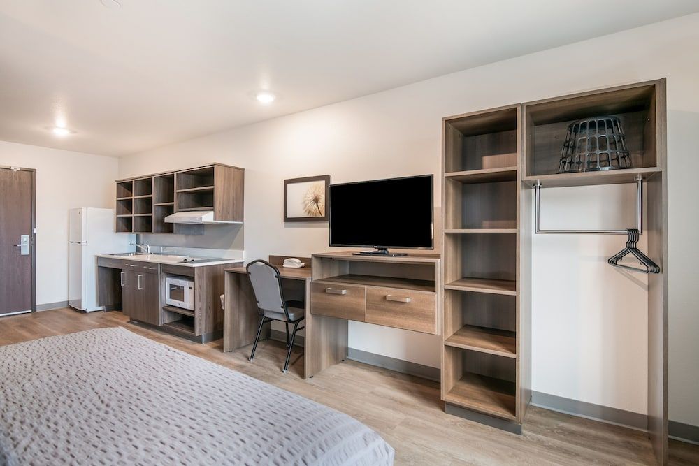 WoodSpring Suites Colorado Springs North - Air Force Academy Room, 1 Queen Bed, Accessible, Non Smoking (Transfer Shower) 3