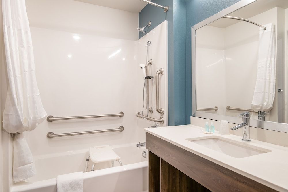 WoodSpring Suites Colorado Springs North - Air Force Academy Room, 1 Queen Bed, Accessible, Non Smoking (Transfer Shower) 9