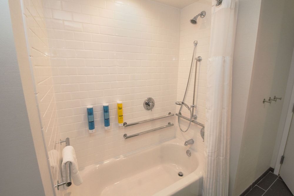 Room, 2 Queen Beds, Accessible, Bathtub