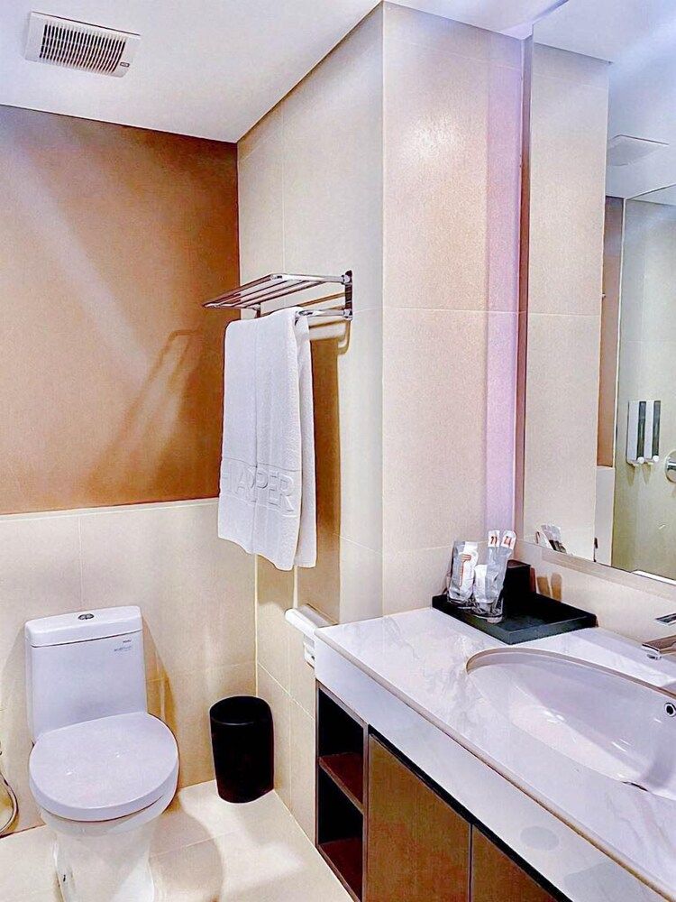 Harper Palembang by ASTON Premier Room (Deluxe) 8