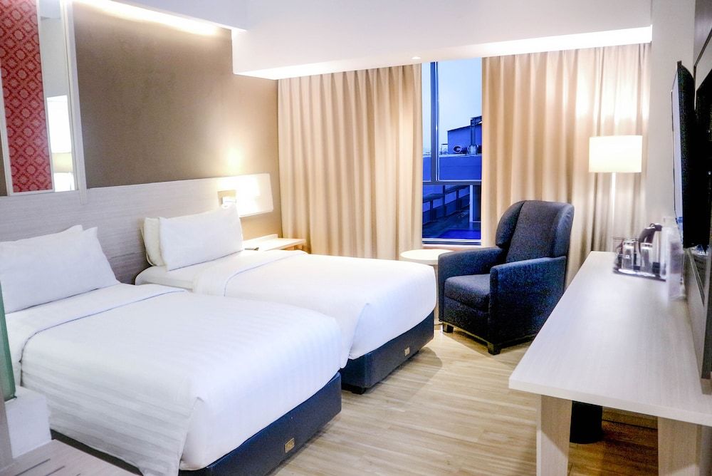 Harper Palembang by ASTON Deluxe Room 5