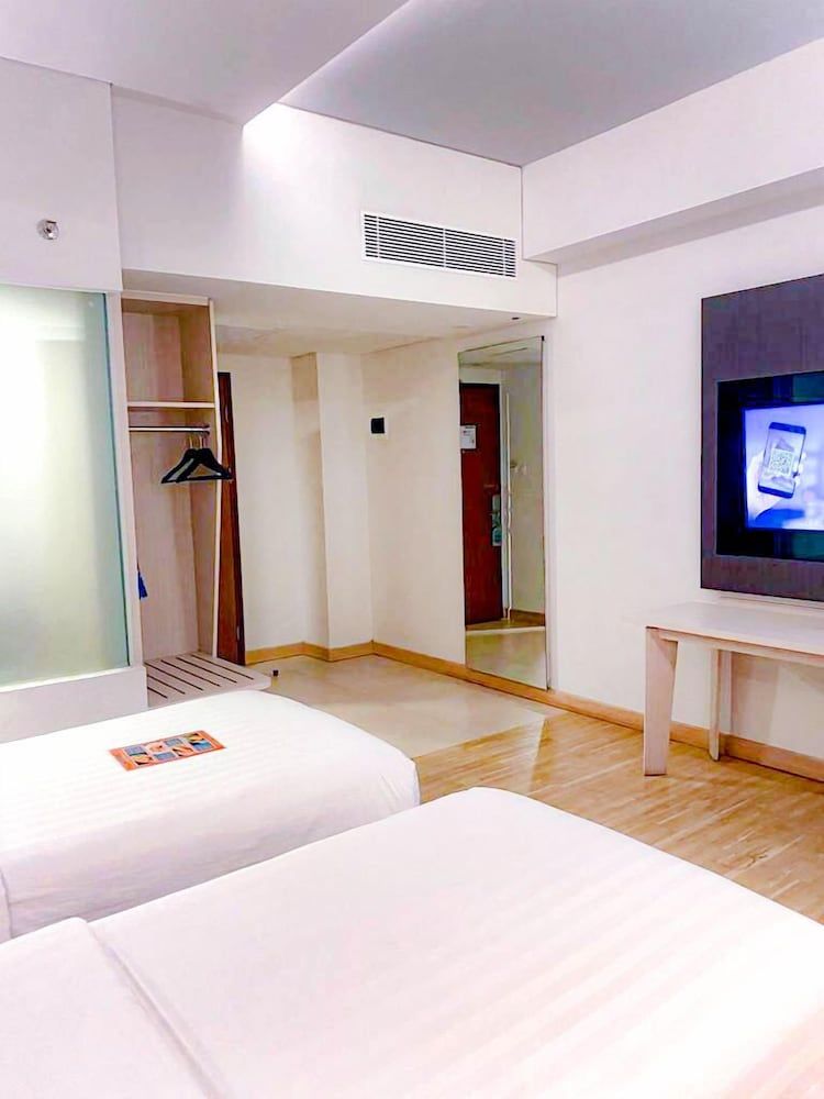 Harper Palembang by ASTON Premier Room (Deluxe) 10