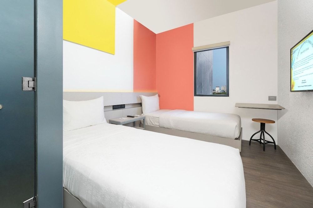 undefined Yello! Hotel 7