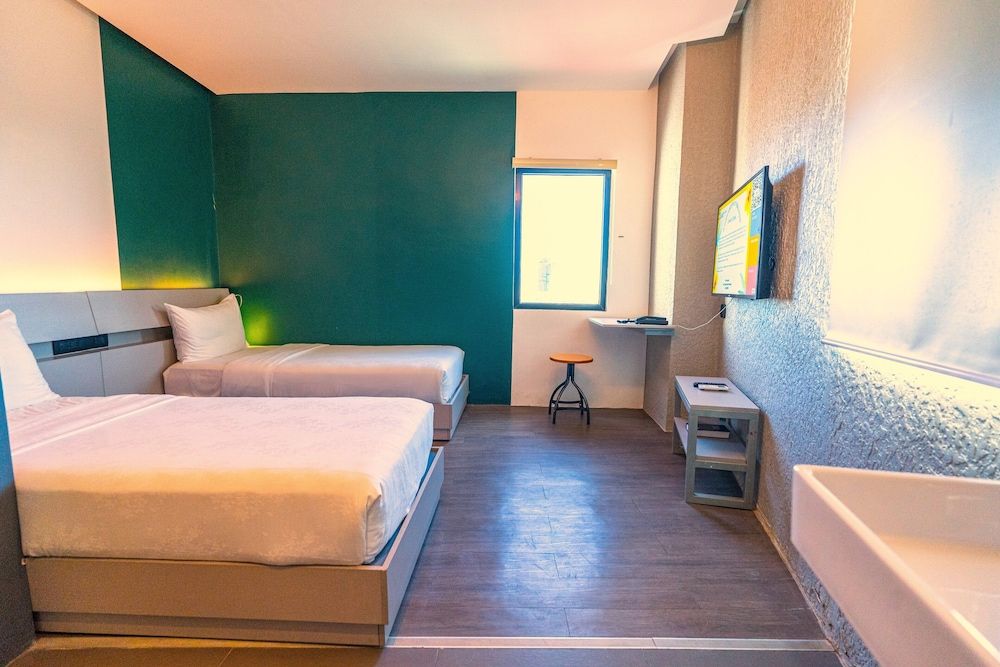 undefined Yello! Hotel 8