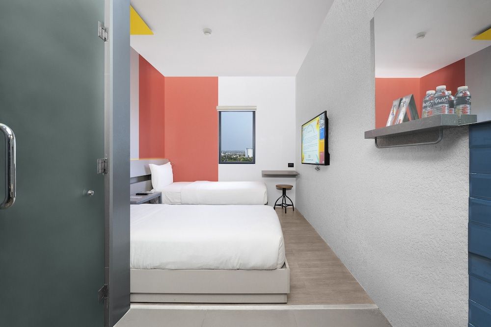 undefined Yello! Hotel 6