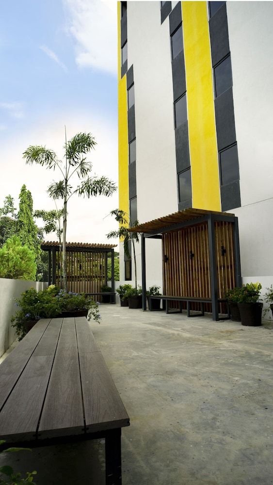 undefined Yello! Hotel 8