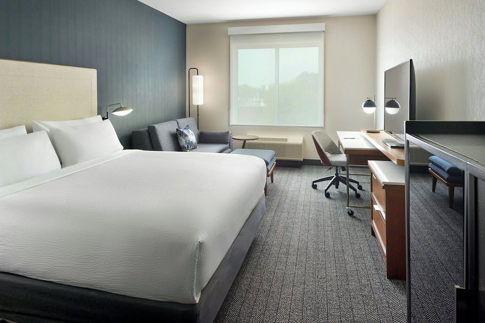Room, 1 King Bed, Non Smoking (Mobility Accessible, Tub)