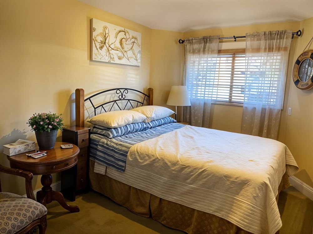 Economy Room, 1 Queen Bed, Courtyard View