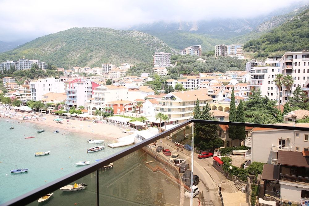 Hotel Zeta Superior Room, 1 King Bed, Sea View 3