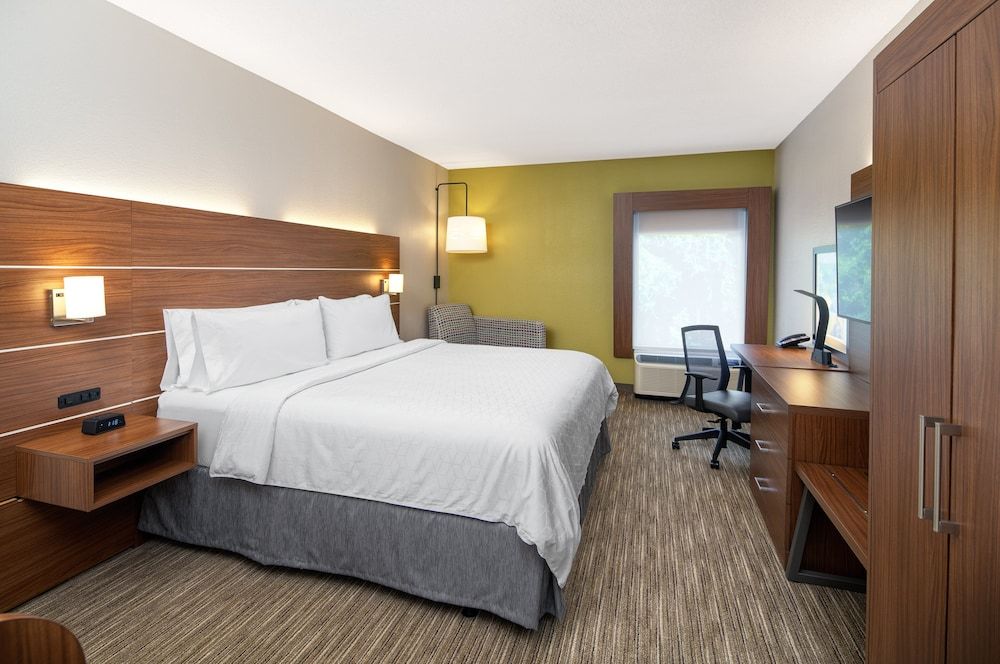 Standard Room, 1 King Bed, Transfer Shower (Mobility Accessible)
