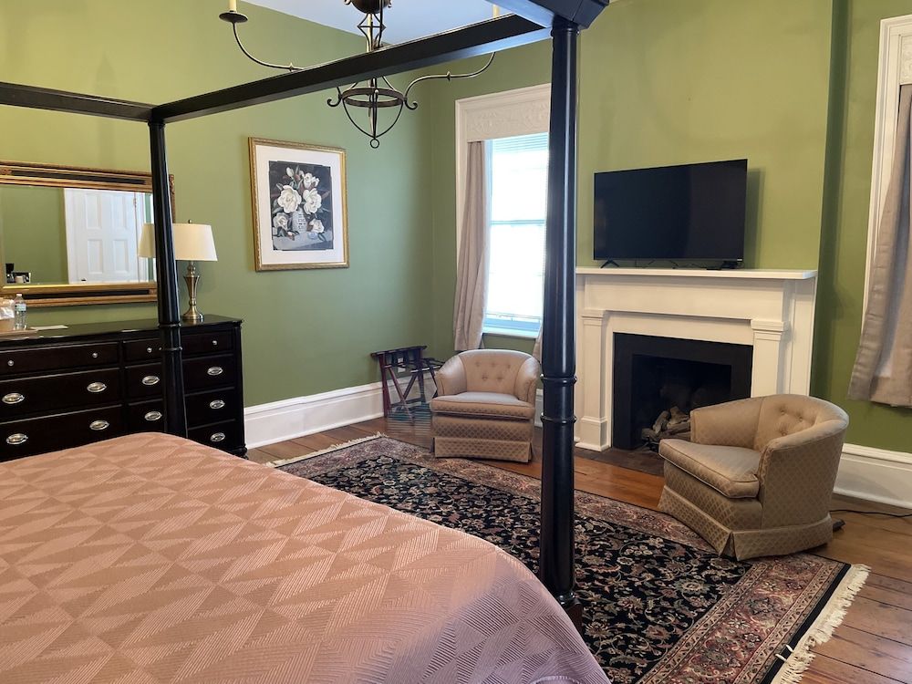Room, 1 King Bed (403), Stairs Required