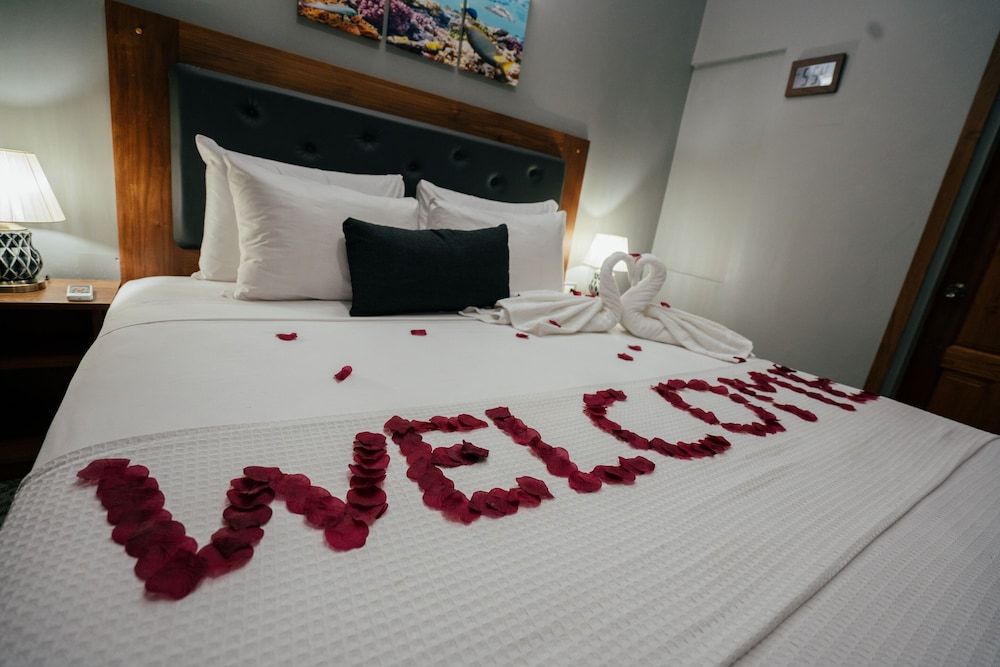 Runway Hotel Deluxe Room, 1 King Bed 2