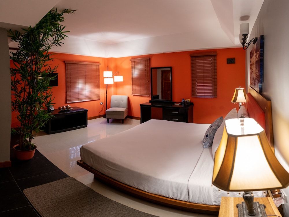 Runway Hotel Deluxe Suite, 1 King Bed