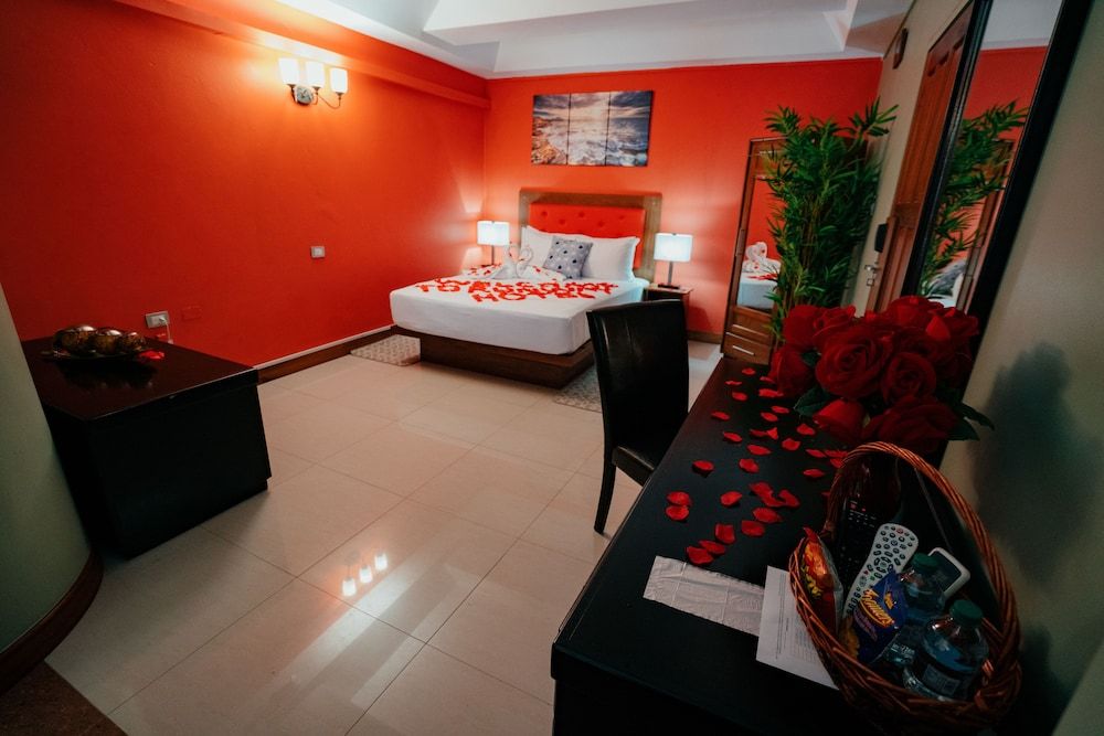 Runway Hotel Deluxe Room, 1 Queen Bed 2