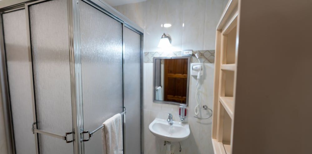 Runway Hotel Deluxe Room, 1 King Bed 3