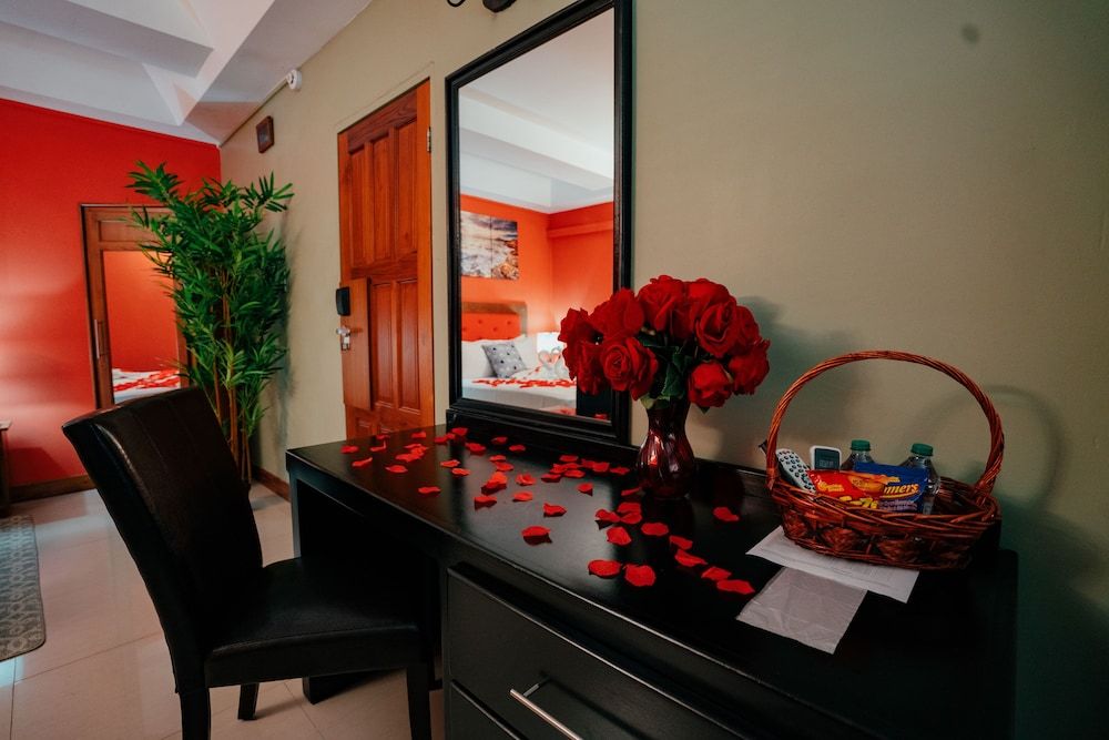 Runway Hotel Deluxe Room, 1 Queen Bed 3