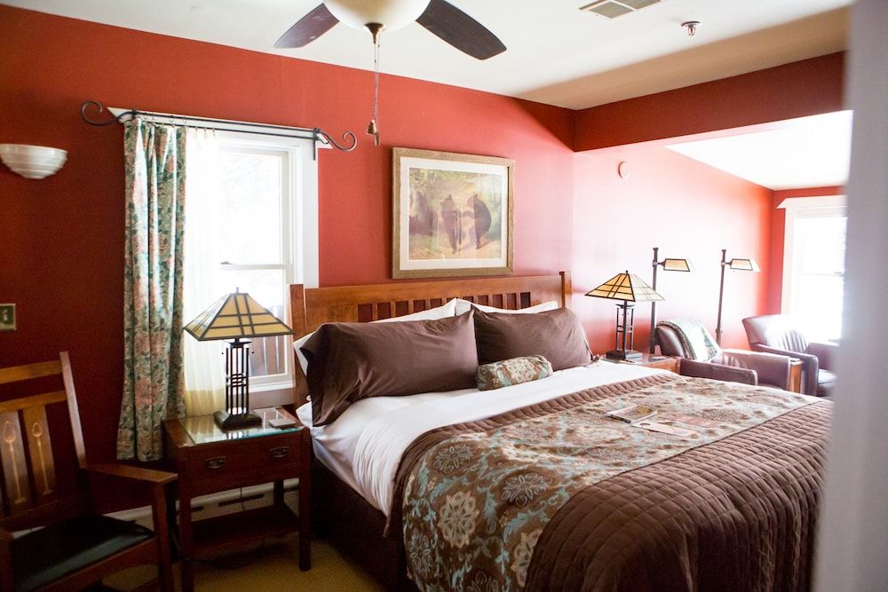 Lake Pointe Inn Deluxe Single Room, 1 King Bed, Balcony, Lake View 5