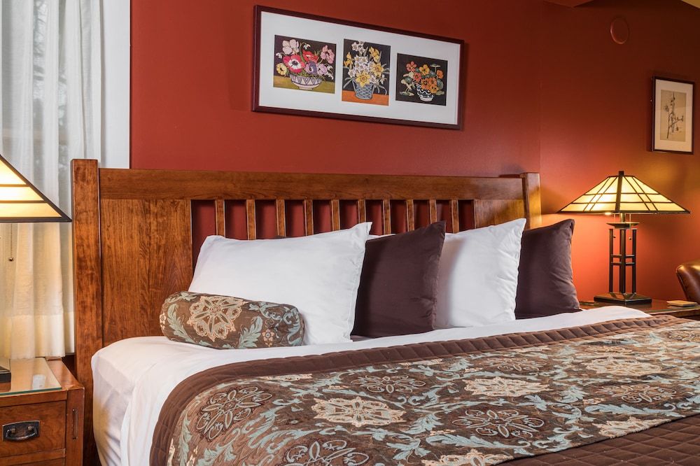 Lake Pointe Inn Deluxe Single Room, 1 King Bed, Balcony, Lake View