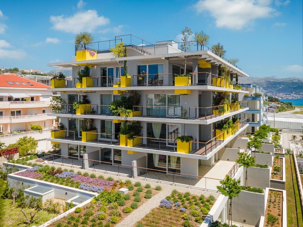 undefined Amphora's Garden 3